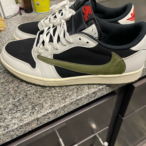 Travis dunks